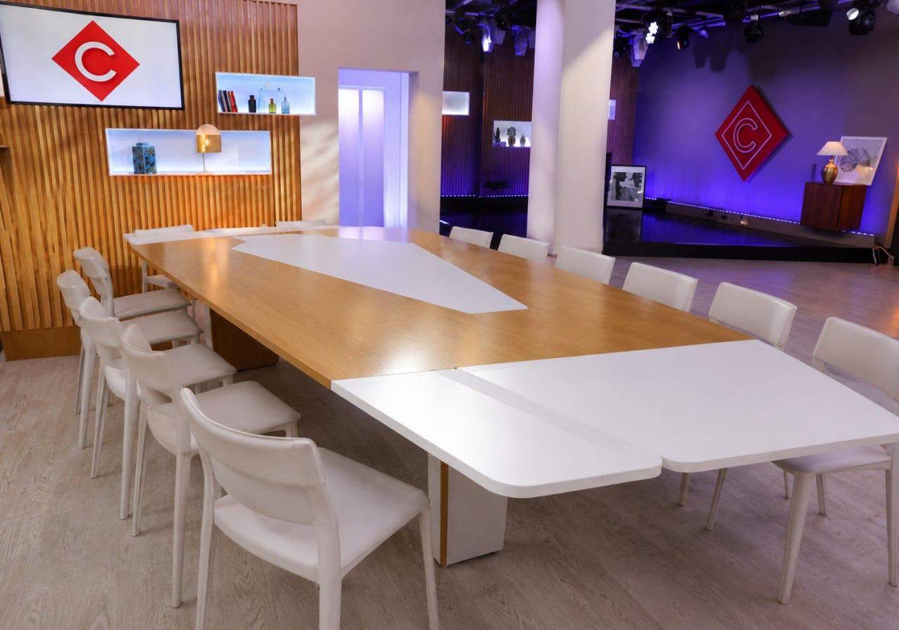 Plateau Putunga – configuration table longue 16 personnes, éclairage scénique